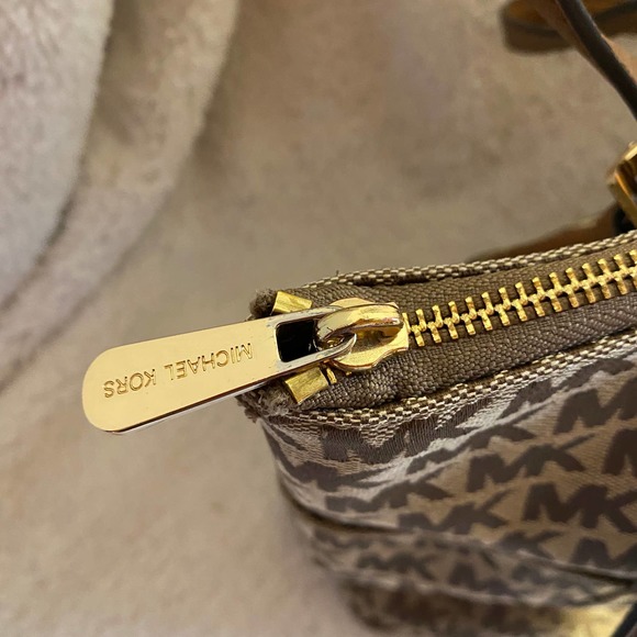 MK Michael Kors Jet Set Initial Monogram Handbag Bag Purse Travel Tote - Picture 3 of 14